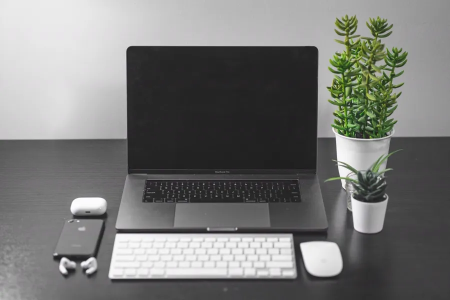 MacBook sobre escritorio tras pasar por el taller de Dénia
