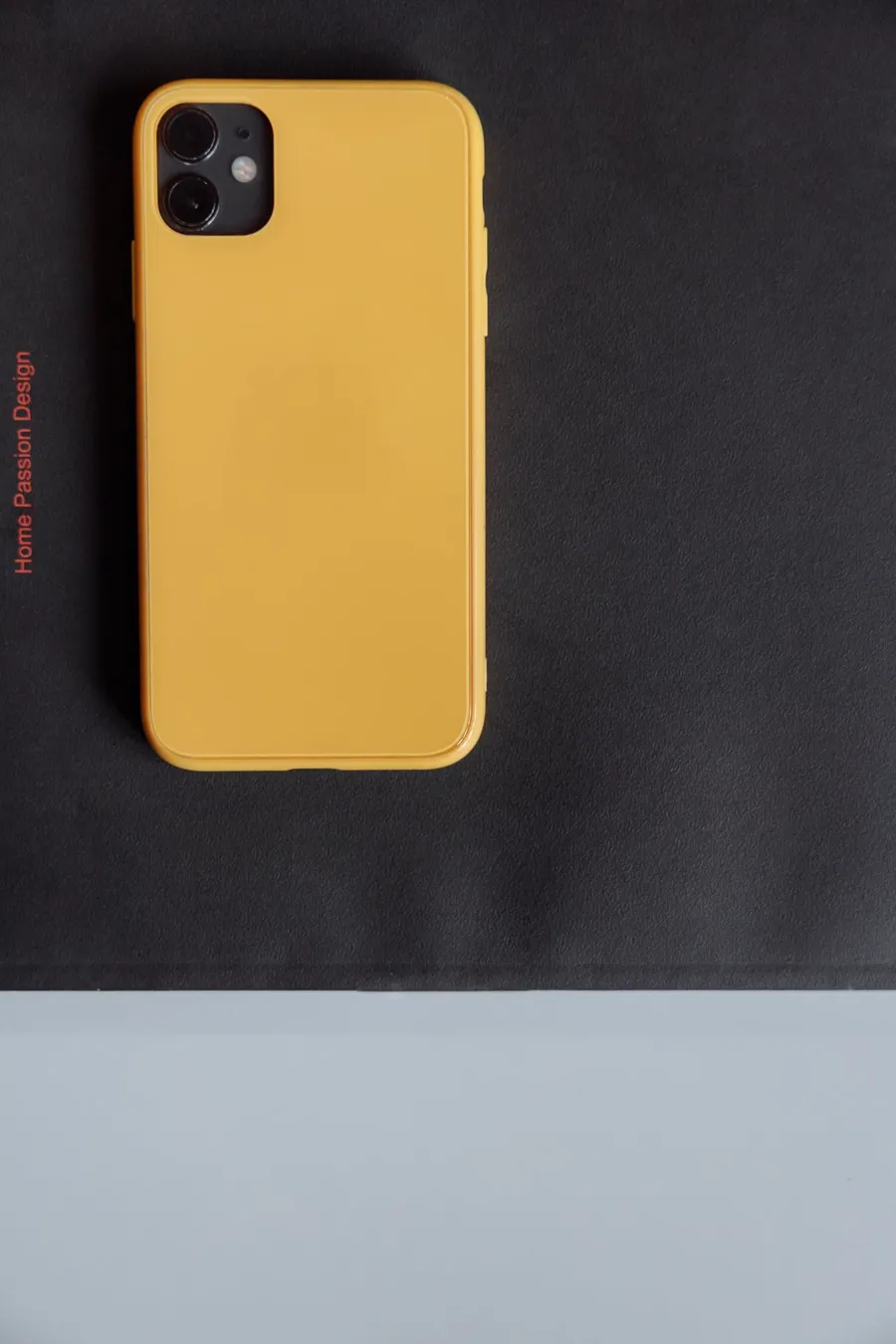 Funda amarilla para iPhone en Dénia