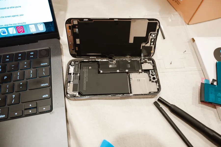 Remplacement de batterie avec testeur à l'atelier