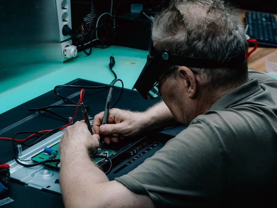 Trabajo de precisión con lupa sobre placa en el taller de Dénia