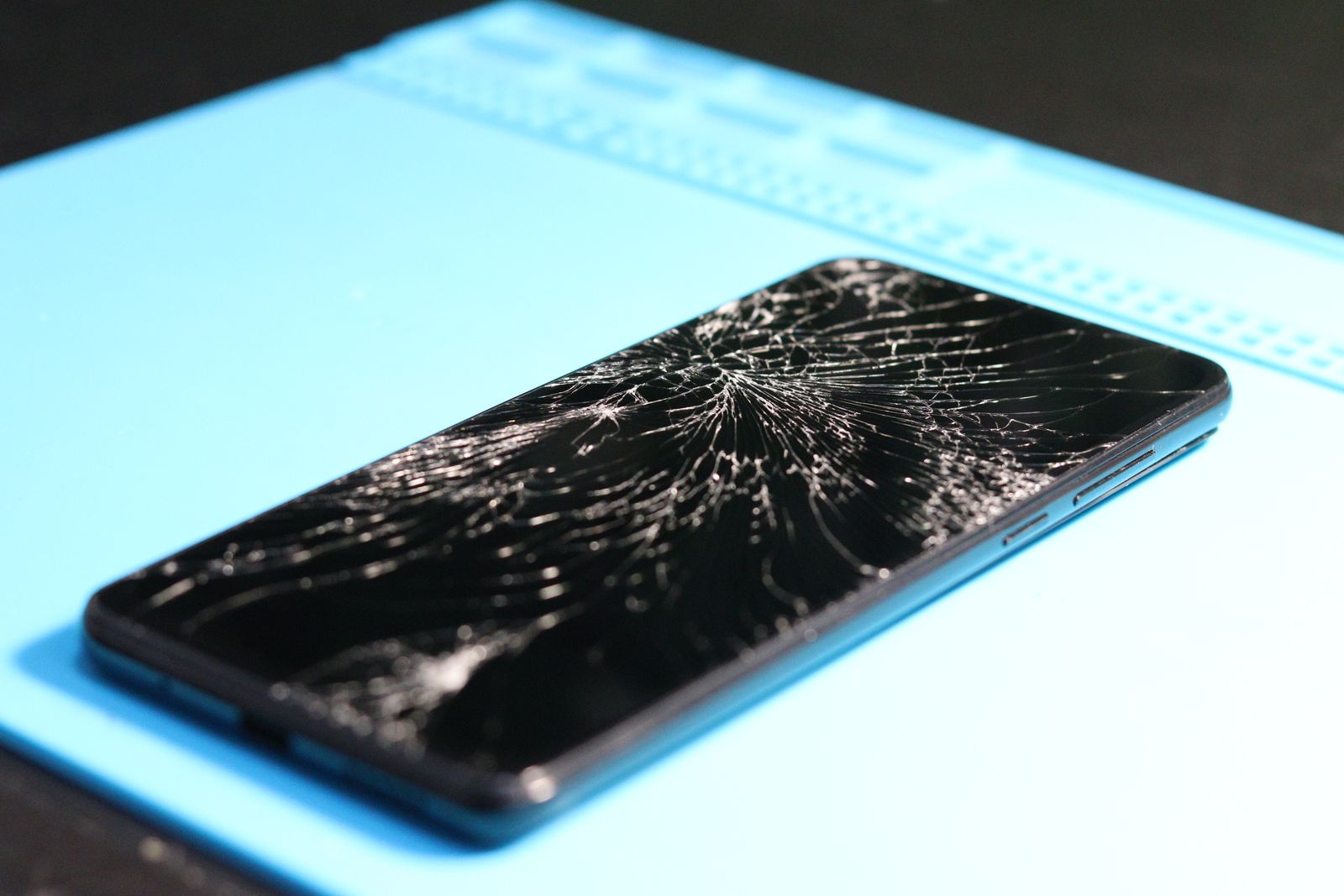 Móvil roto con cristal destrozado, solo para piezas