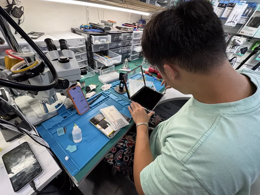Réparation d’iPad dans l’atelier de Dénia