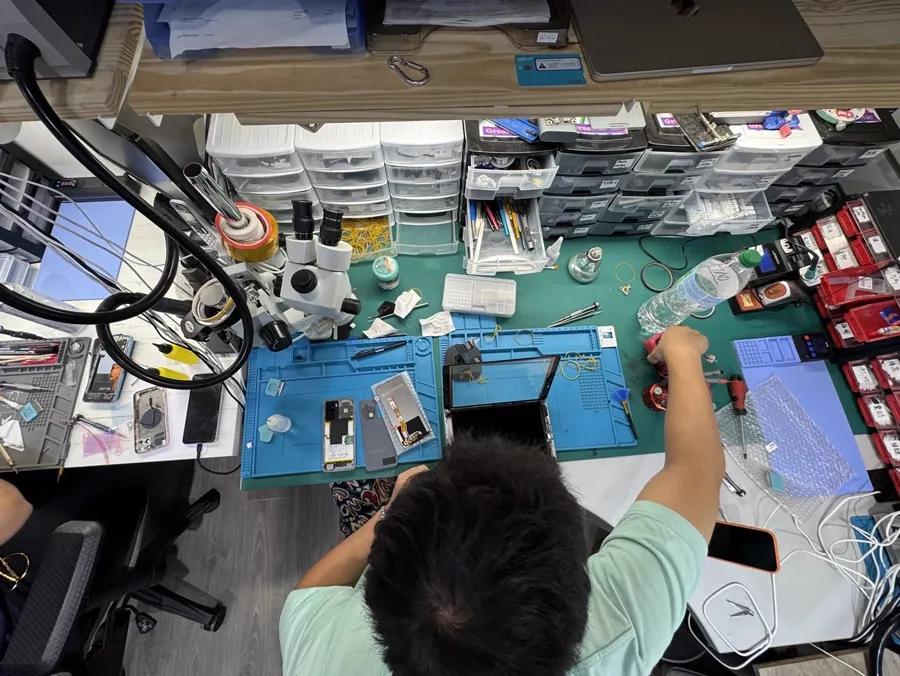 Atelier de microsoudure de cartes de mobile à Dénia
