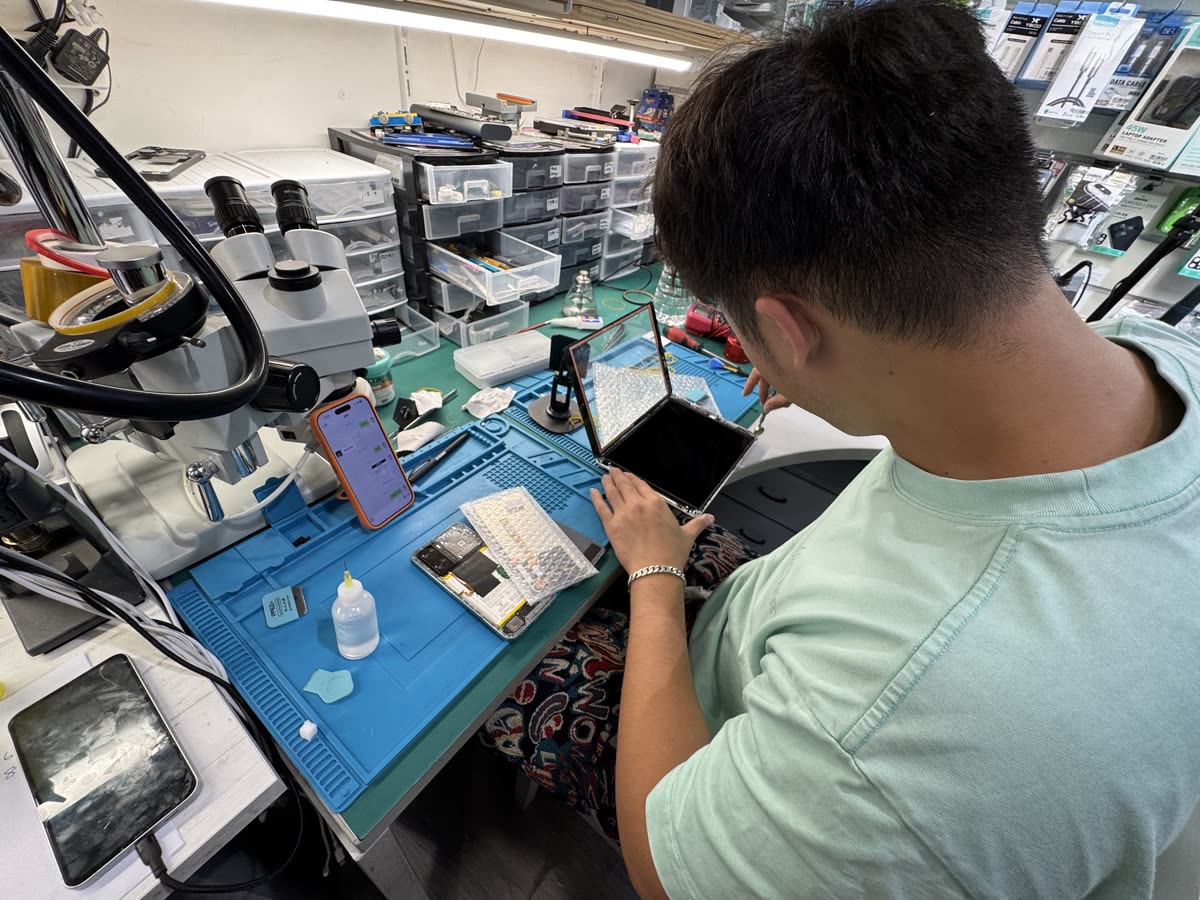 Reparación de tablet en el banco de trabajo